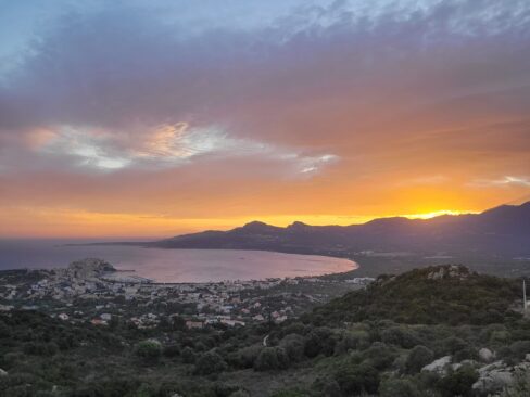 Sonnenaufgang über der Bucht von Calvi